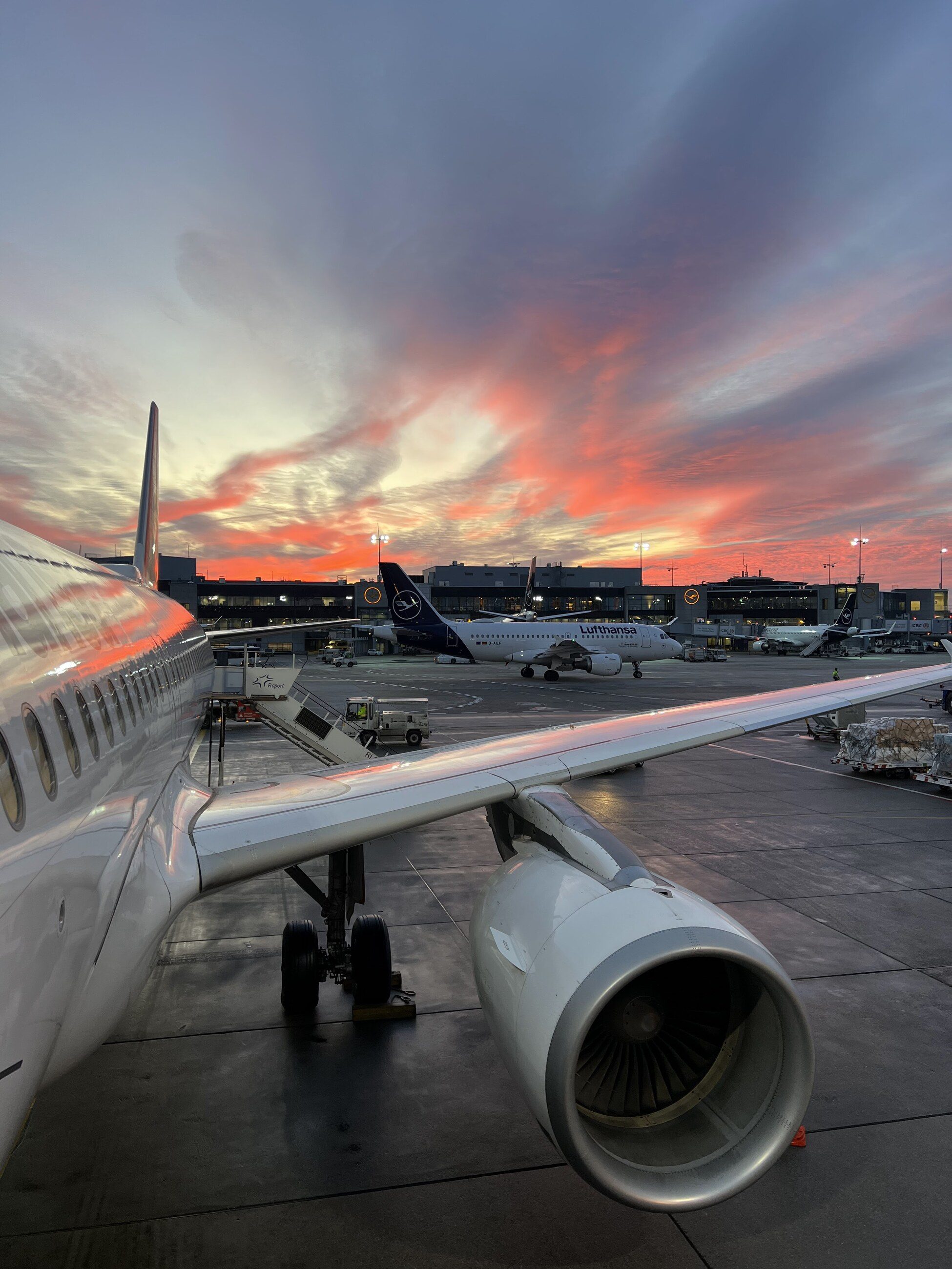 Passagierflugzeug am Flughafen vor einem farbigen Abendhimmel