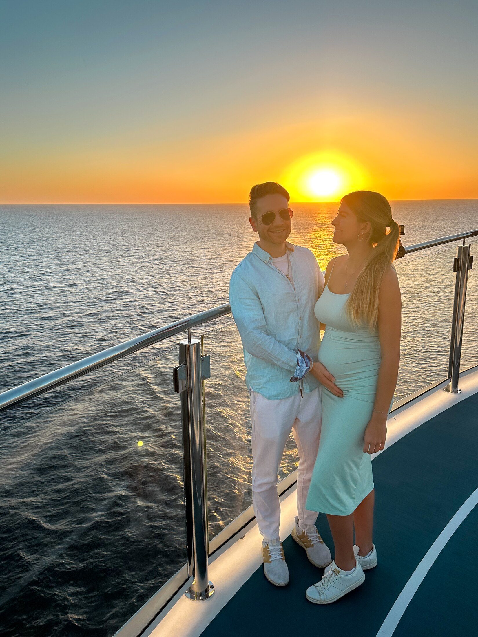 Chris und Vivi bei Sonnenuntergang auf einem Kreuzfahrtschiff