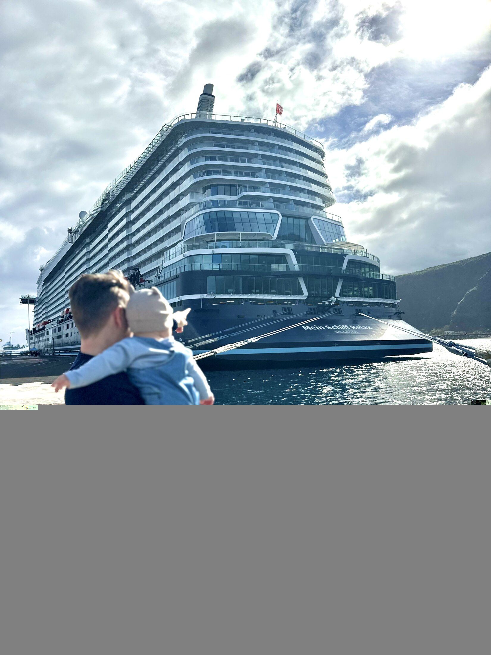 Chris mit seinem Sohn vor der Mein Schiff Relax im Hafen