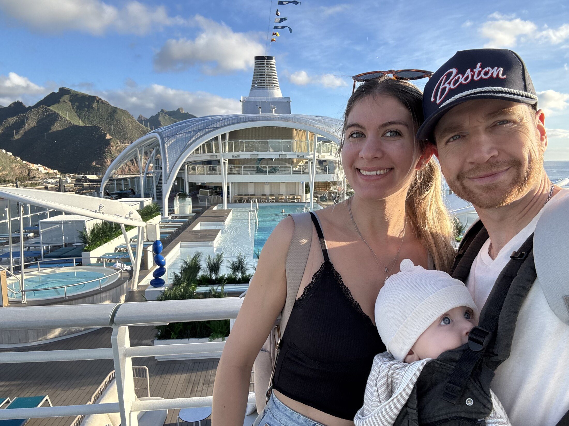 Chris, Vivi und ihr kleiner Sohn gemeinsam an Bord eines Kreuzfahrtschiffs